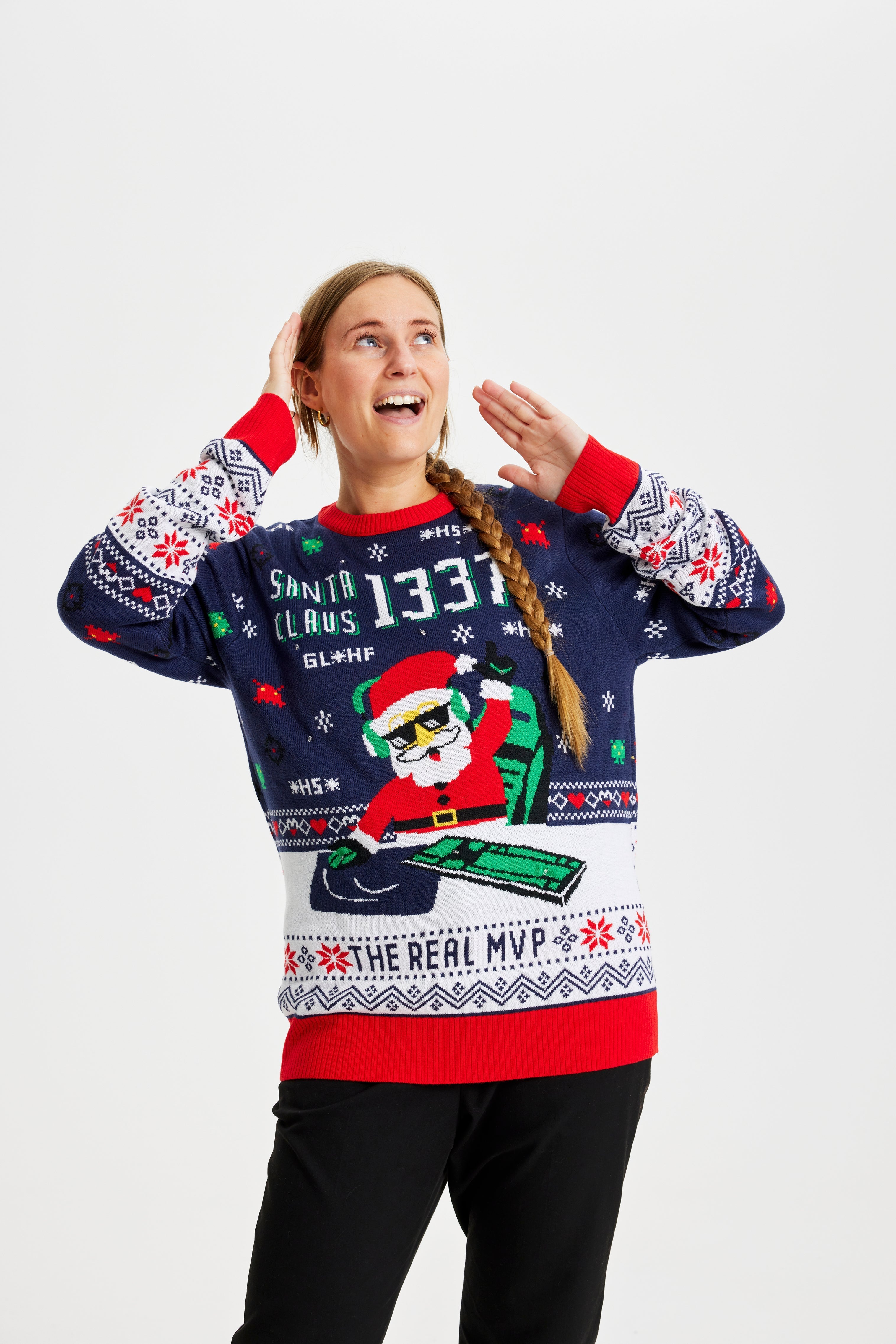 Eine Frau, die einen Weihnachtspulli mit dem Spruch